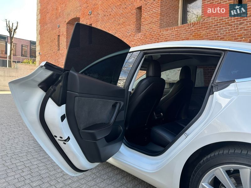 Седан Tesla Model 3 2019 в Львові