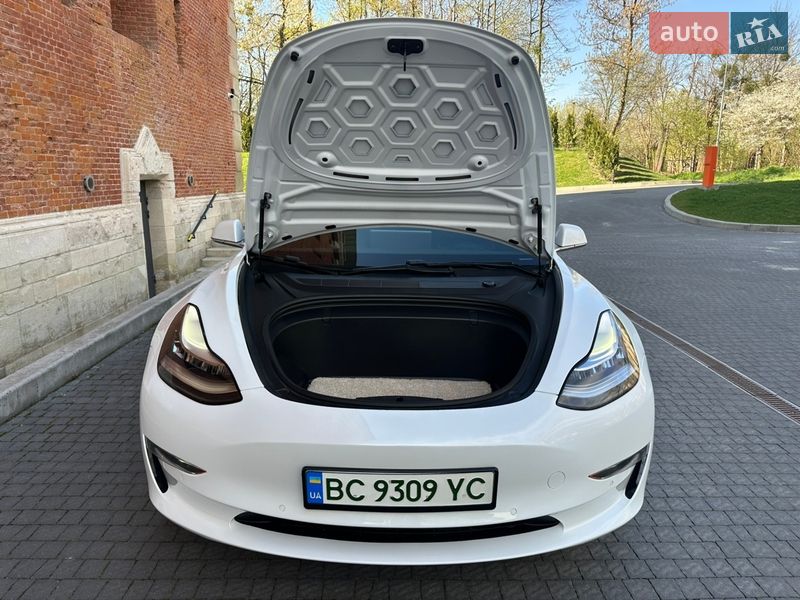 Седан Tesla Model 3 2019 в Львові