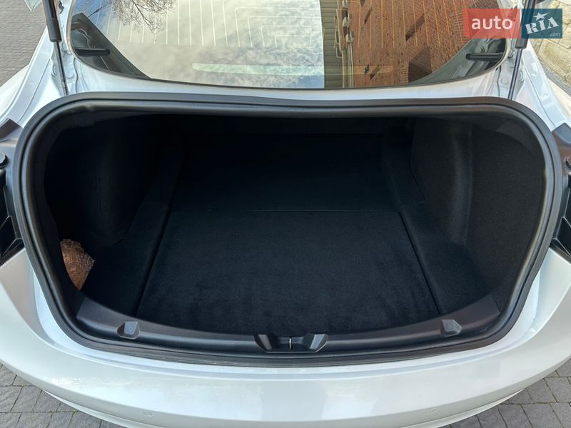 Седан Tesla Model 3 2019 в Львові