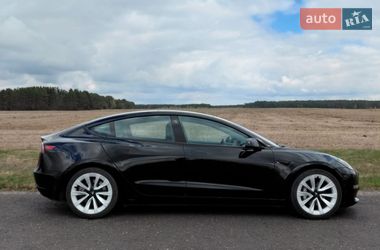 Седан Tesla Model 3 2022 в Вараші