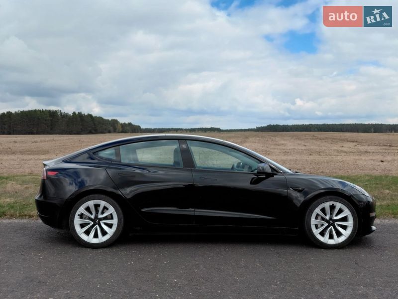 Седан Tesla Model 3 2022 в Вараші