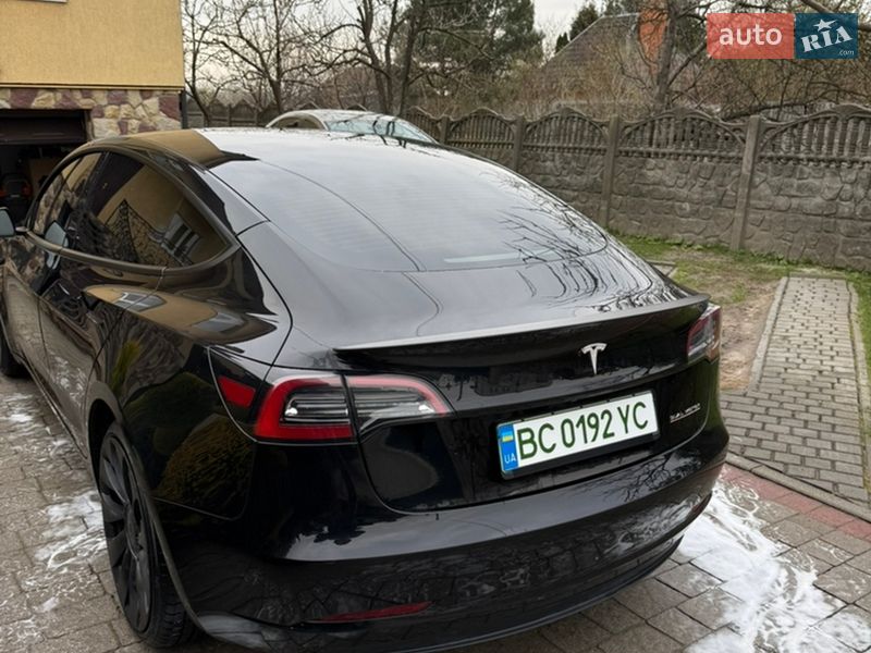 Седан Tesla Model 3 2023 в Львове
