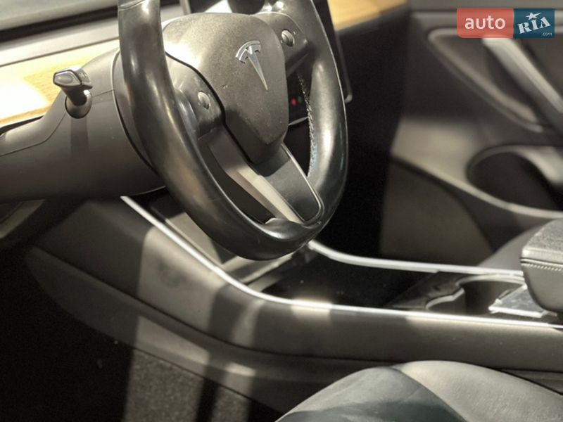 Седан Tesla Model 3 2019 в Овручі