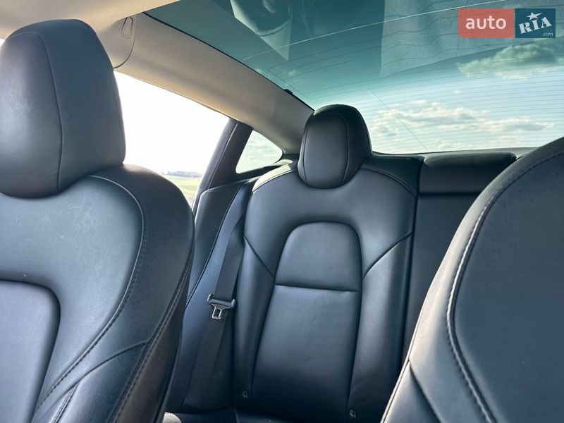 Седан Tesla Model 3 2022 в Монастириській