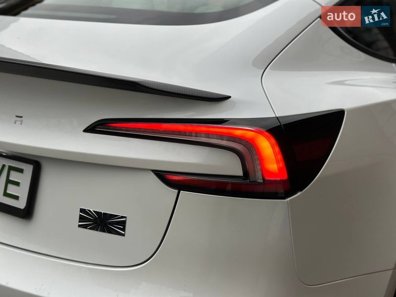 Седан Tesla Model 3 2025 в Києві