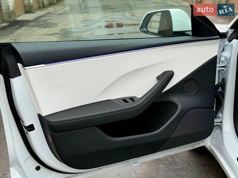 Седан Tesla Model 3 2025 в Києві