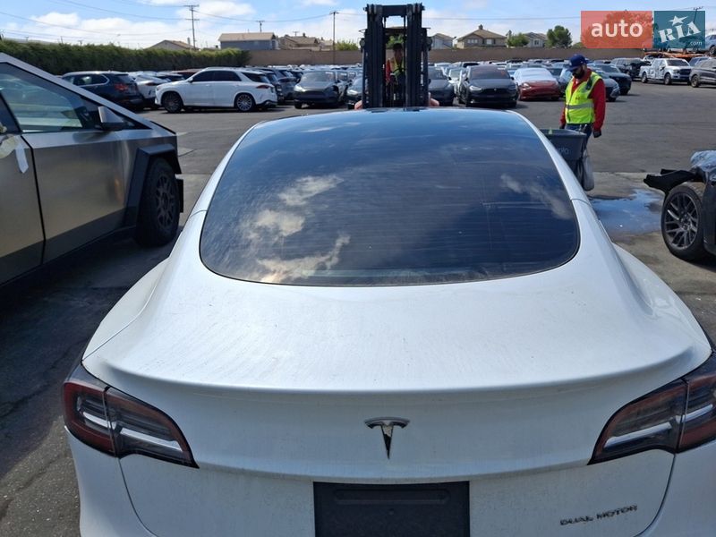 Седан Tesla Model 3 2021 в Киеве
