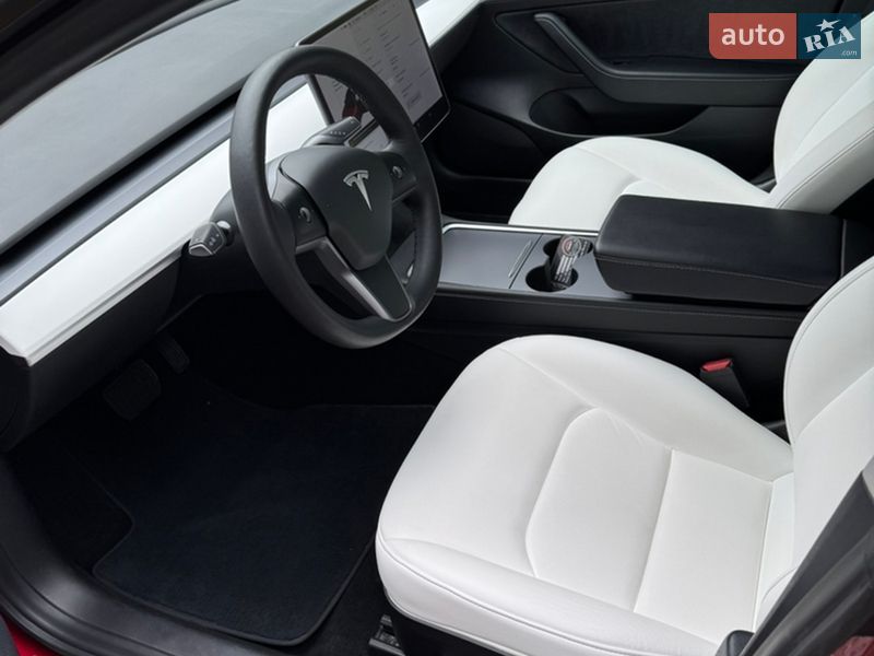 Седан Tesla Model 3 2021 в Ровно