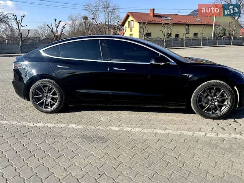 Седан Tesla Model 3 2019 в Львові