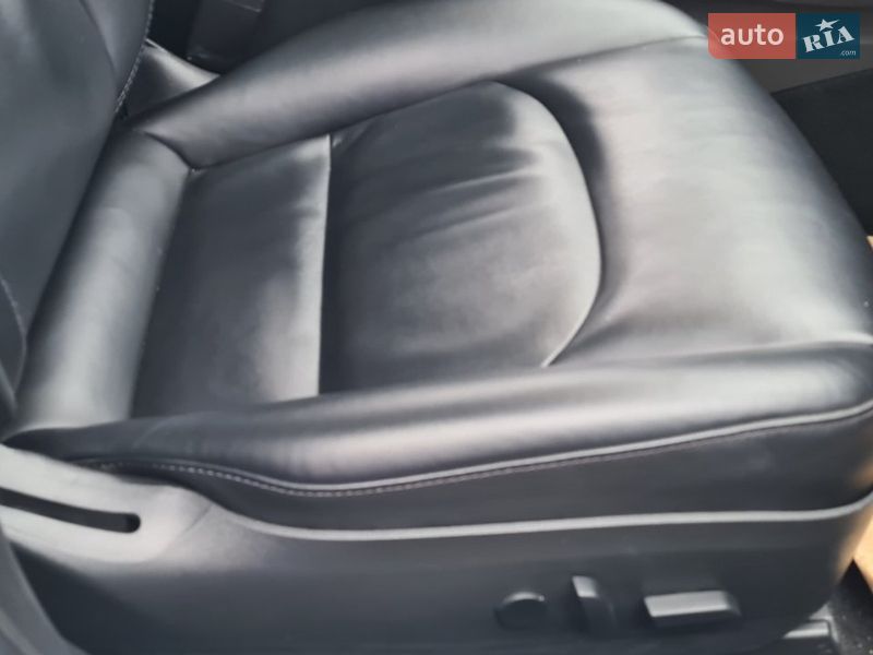 Седан Tesla Model 3 2017 в Нововолынске