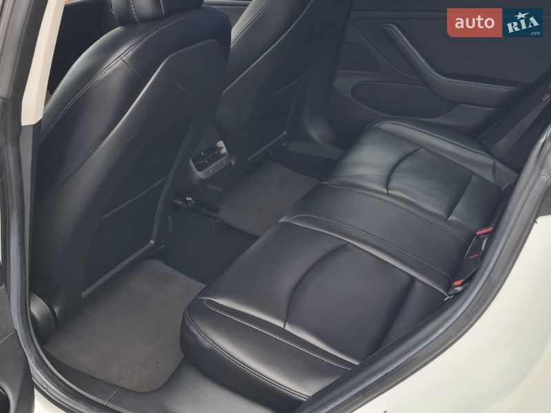 Седан Tesla Model 3 2017 в Нововолынске