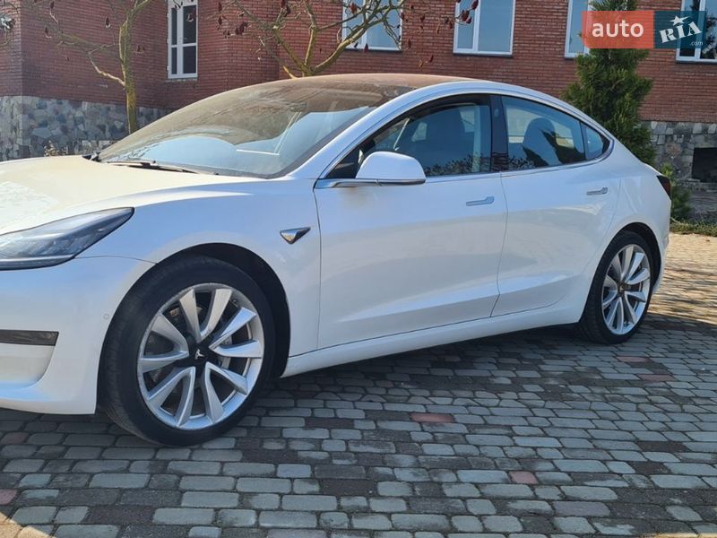 Седан Tesla Model 3 2017 в Нововолынске