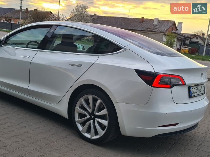 Седан Tesla Model 3 2017 в Нововолынске