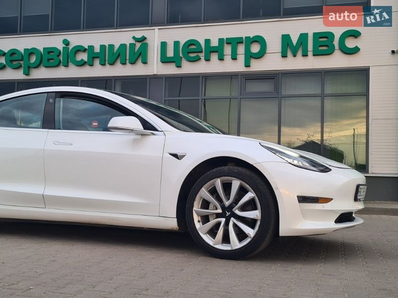 Седан Tesla Model 3 2017 в Нововолынске