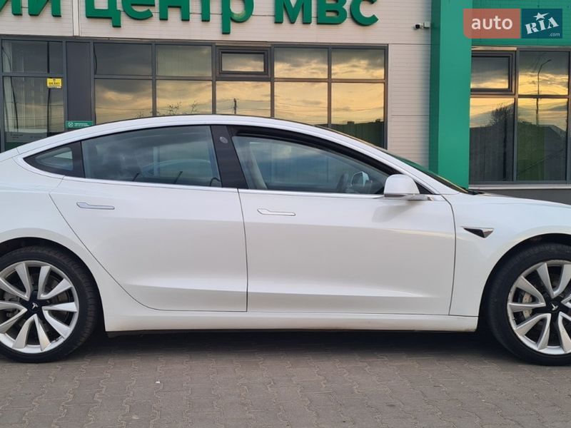 Седан Tesla Model 3 2017 в Нововолынске