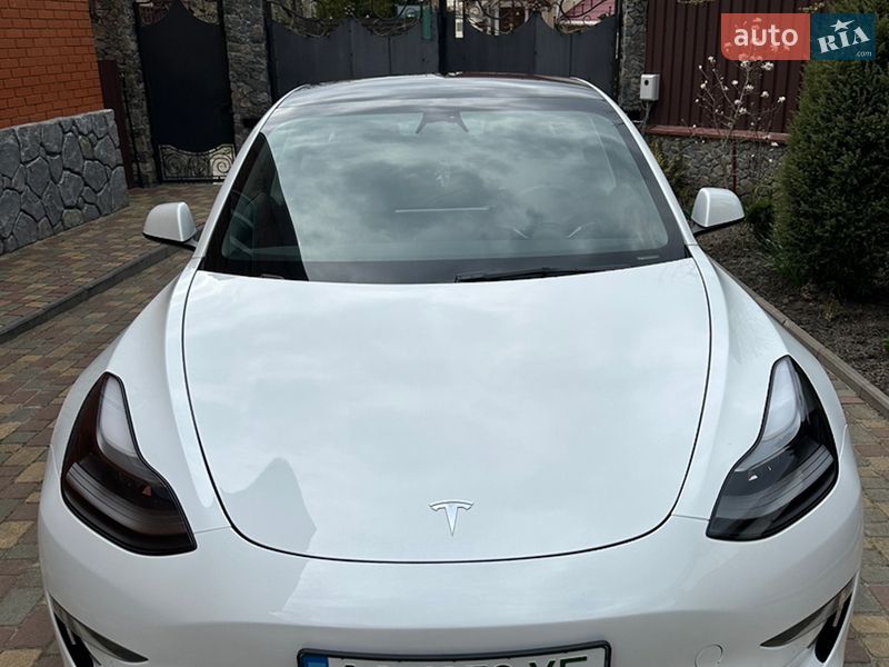 Седан Tesla Model 3 2022 в Богуславі