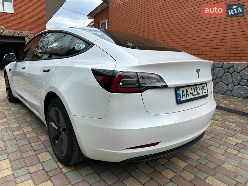 Седан Tesla Model 3 2022 в Богуславі