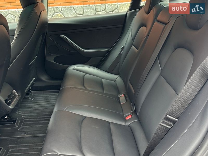 Седан Tesla Model 3 2022 в Богуславі
