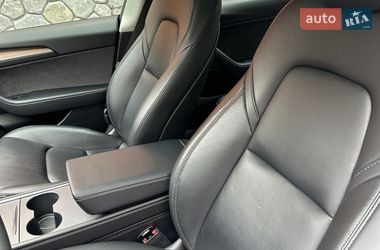 Седан Tesla Model 3 2022 в Богуславі