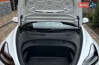 Седан Tesla Model 3 2022 в Богуславі