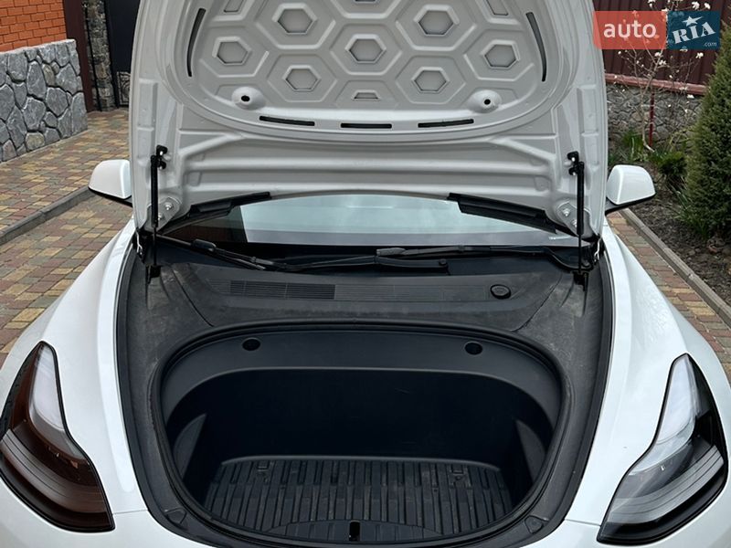 Седан Tesla Model 3 2022 в Богуславі