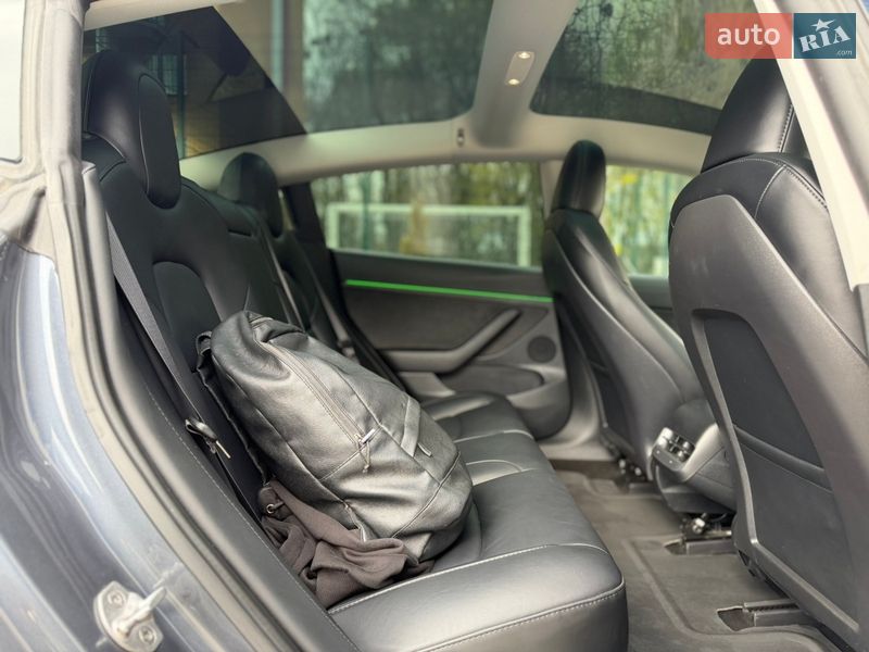 Седан Tesla Model 3 2023 в Львове