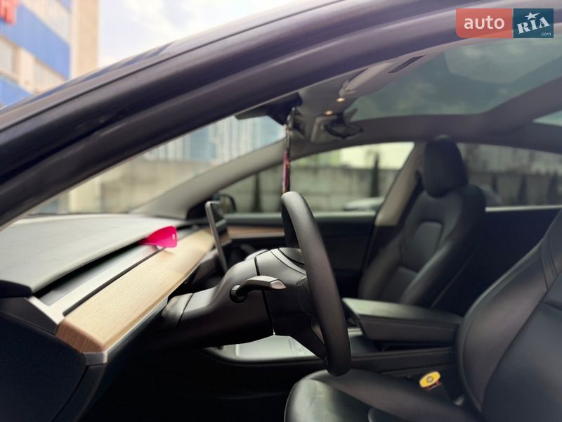 Седан Tesla Model 3 2023 в Львове