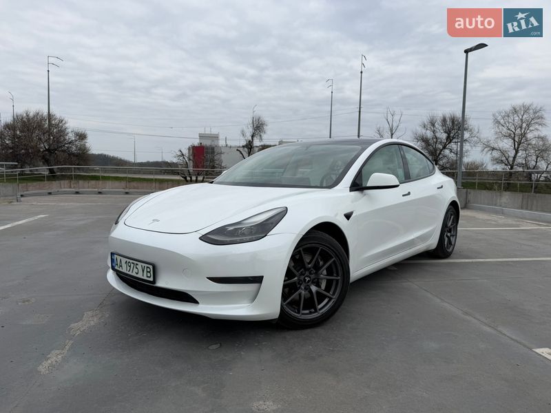 Седан Tesla Model 3 2021 в Киеве