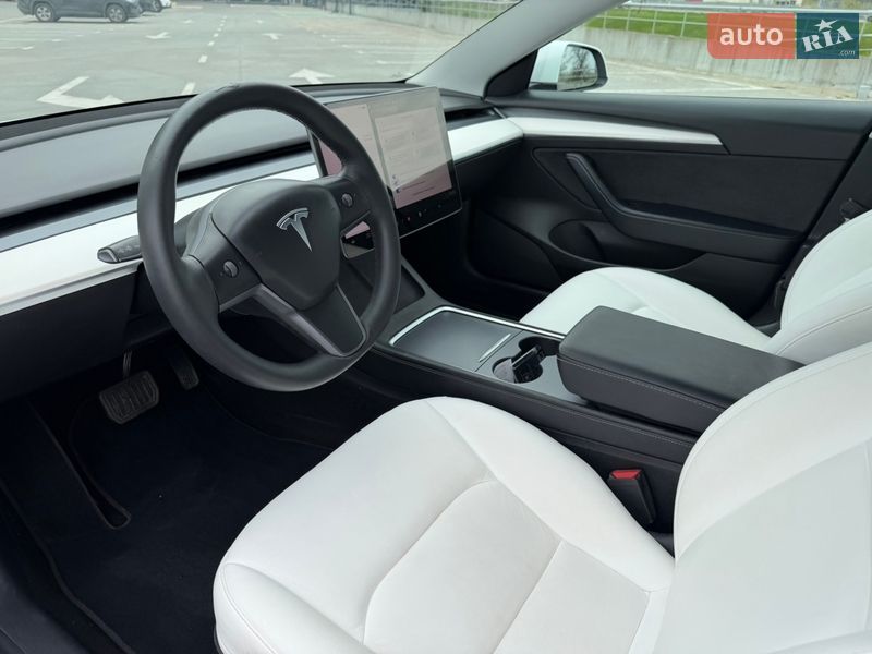 Седан Tesla Model 3 2021 в Киеве