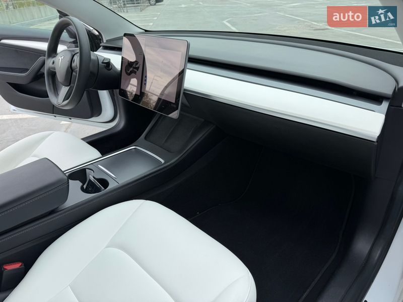 Седан Tesla Model 3 2021 в Киеве