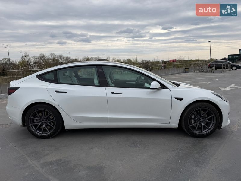 Седан Tesla Model 3 2021 в Киеве