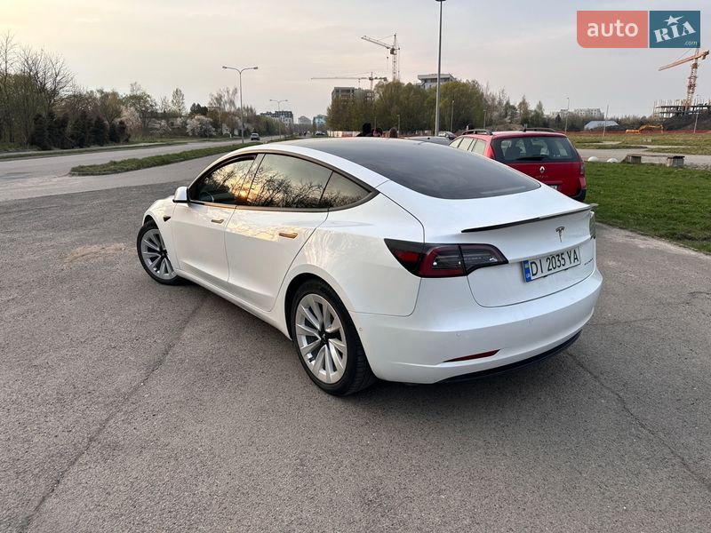 Седан Tesla Model 3 2021 в Львові