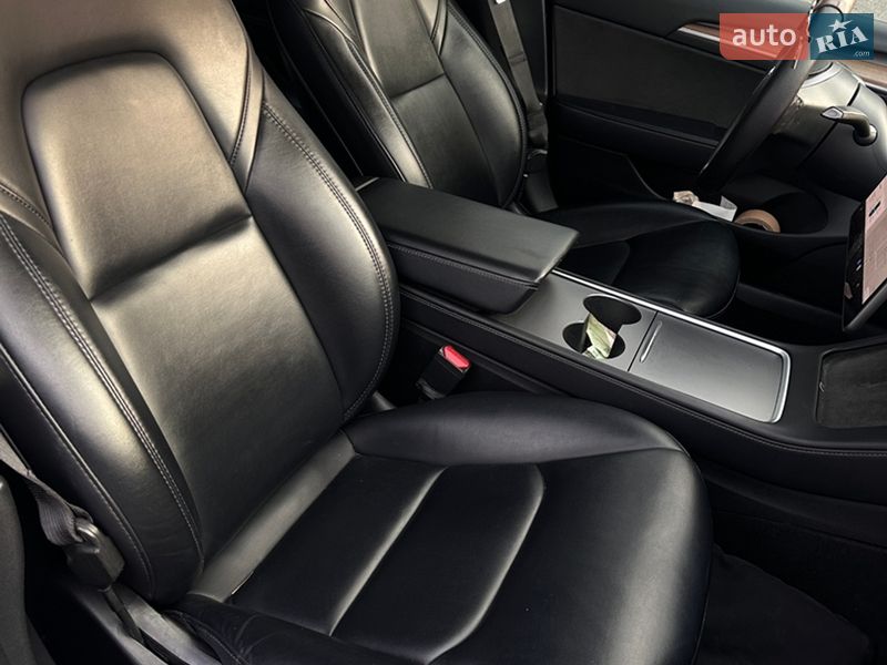 Седан Tesla Model 3 2021 в Львові