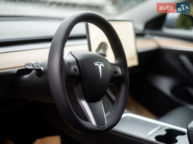 Седан Tesla Model 3 2023 в Києві