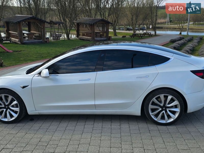 Седан Tesla Model 3 2020 в Львове