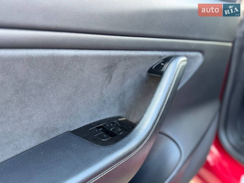 Седан Tesla Model 3 2018 в Львове