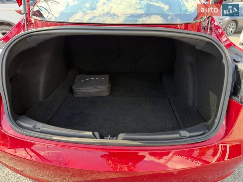 Седан Tesla Model 3 2018 в Львове