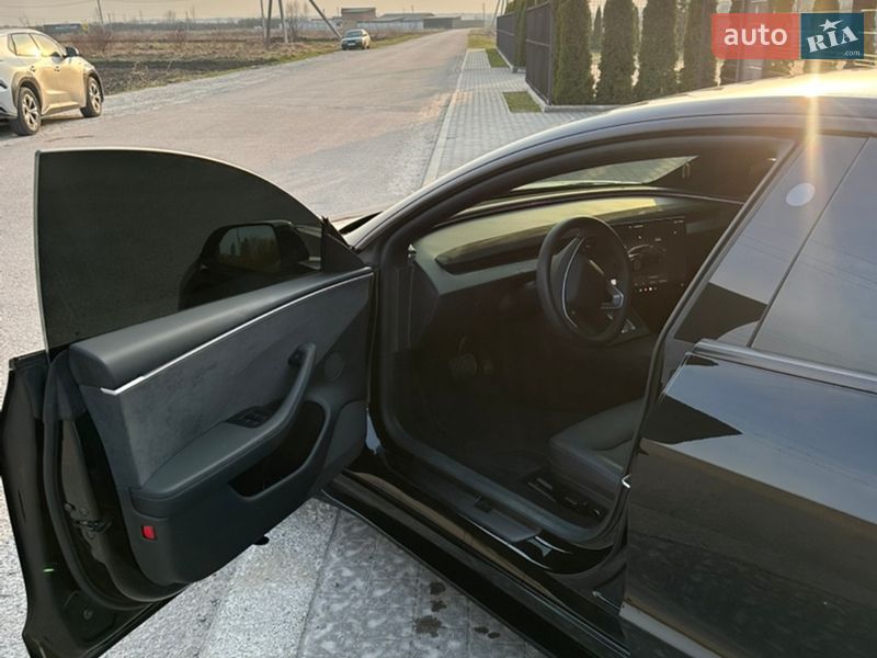 Седан Tesla Model 3 2024 в Львове