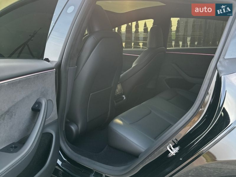 Седан Tesla Model 3 2024 в Львове
