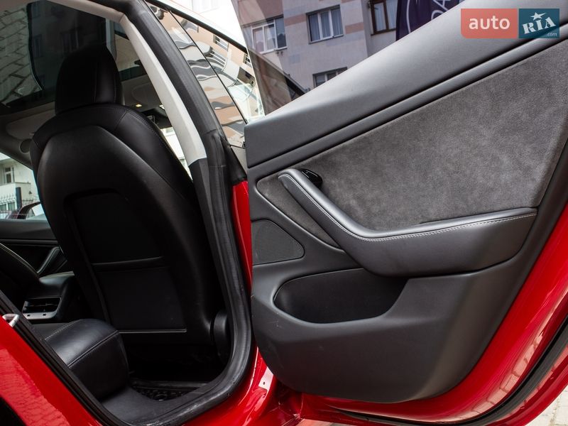 Седан Tesla Model 3 2018 в Львові