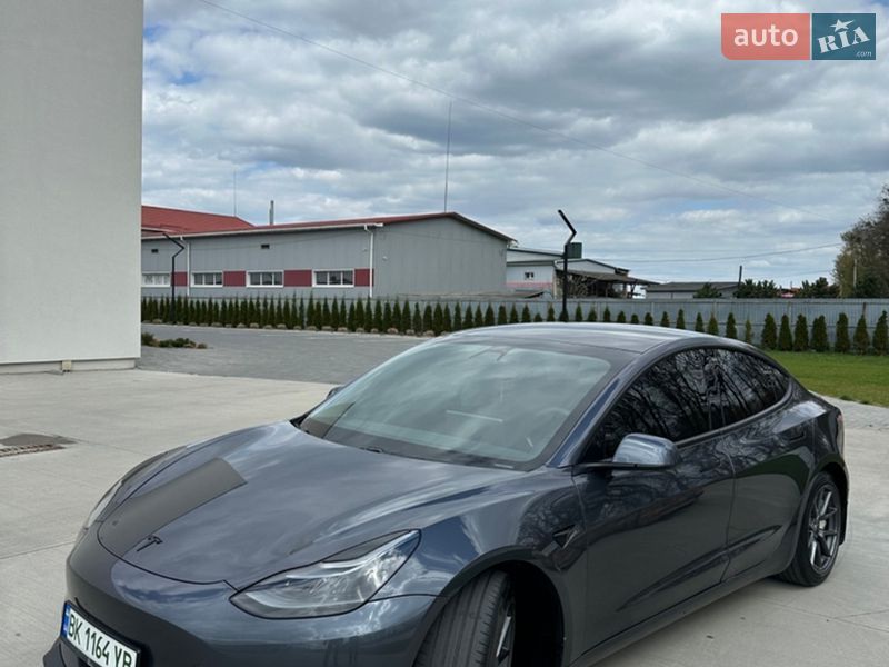 Седан Tesla Model 3 2021 в Луцке