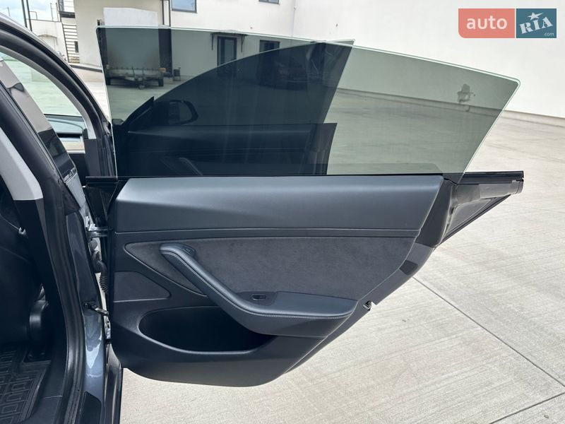 Седан Tesla Model 3 2021 в Луцке