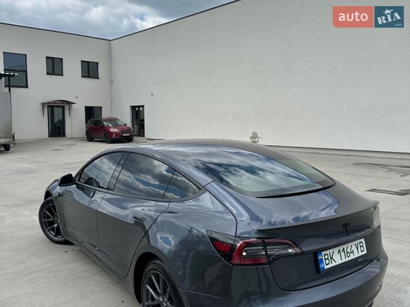 Седан Tesla Model 3 2021 в Луцьку