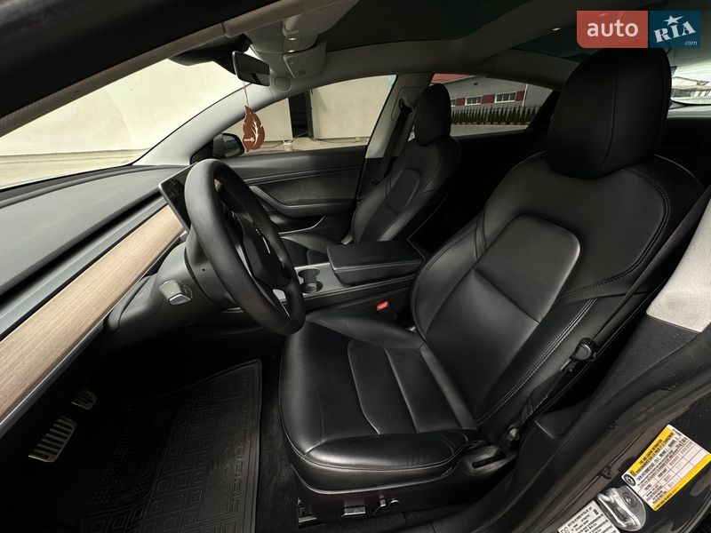 Седан Tesla Model 3 2021 в Луцке