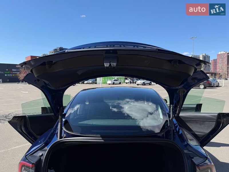 Седан Tesla Model 3 2021 в Киеве