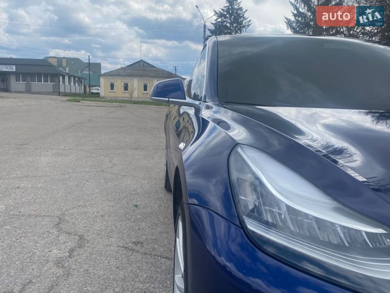 Седан Tesla Model 3 2017 в Валках