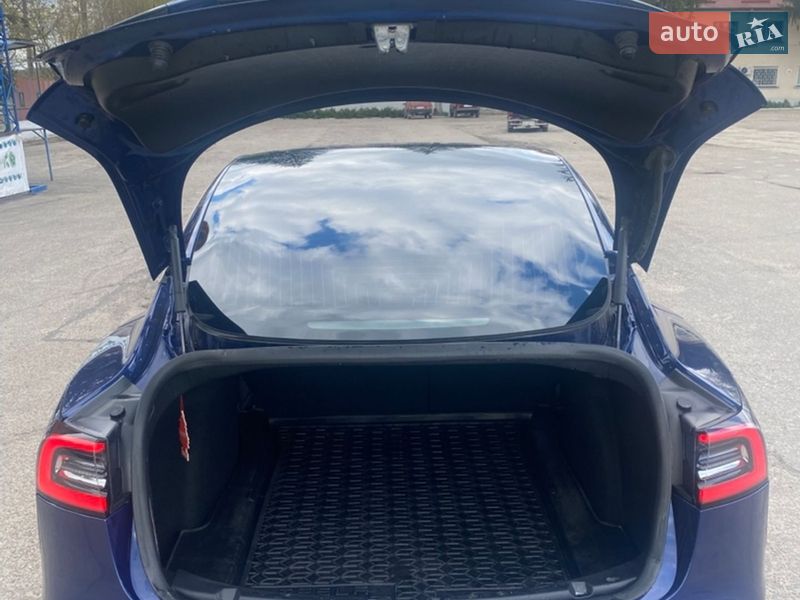 Седан Tesla Model 3 2017 в Валках