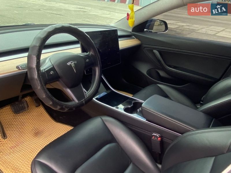 Седан Tesla Model 3 2017 в Валках
