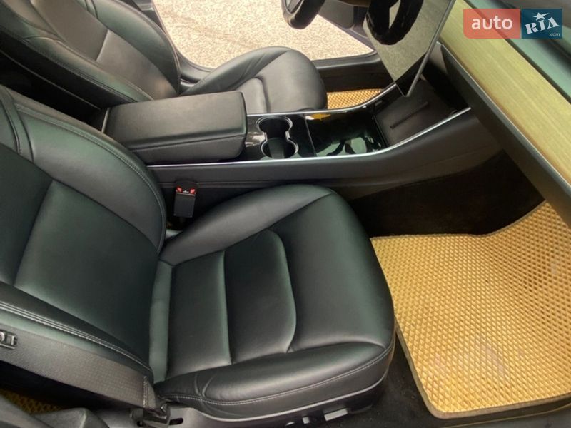 Седан Tesla Model 3 2017 в Валках