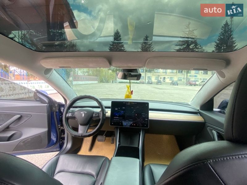 Седан Tesla Model 3 2017 в Валках